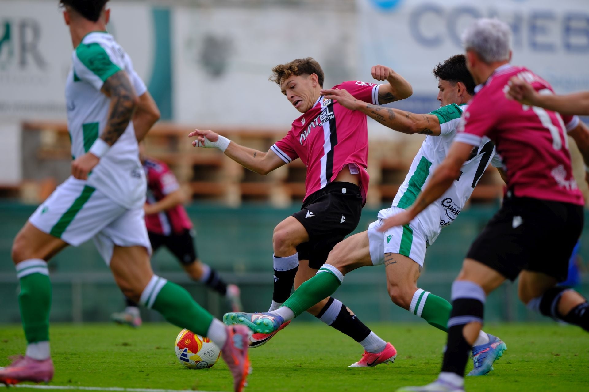 El FC Cartagena sufre un duro castigo en Sanlúcar, en imágenes