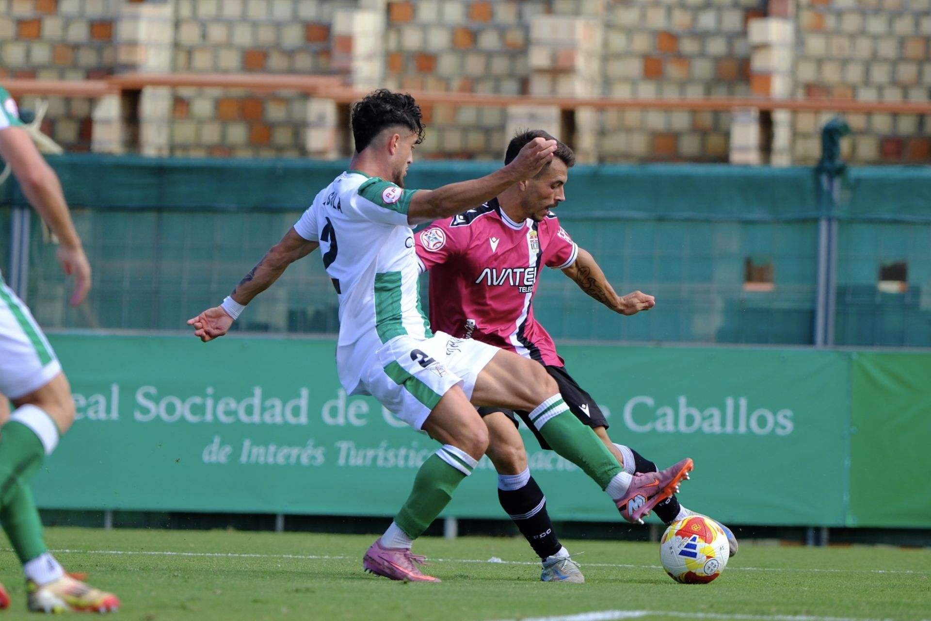 El FC Cartagena sufre un duro castigo en Sanlúcar, en imágenes