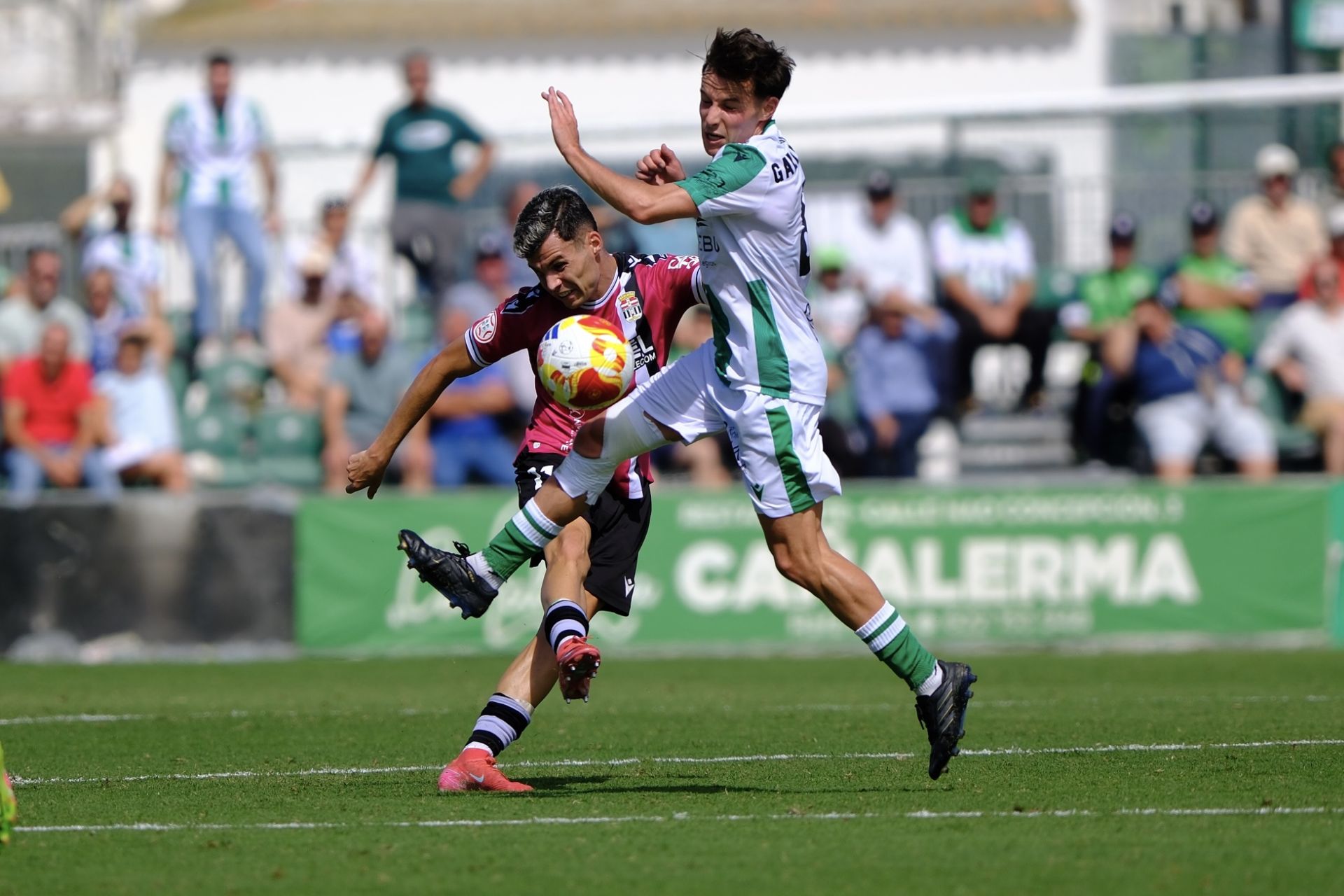 El FC Cartagena sufre un duro castigo en Sanlúcar, en imágenes