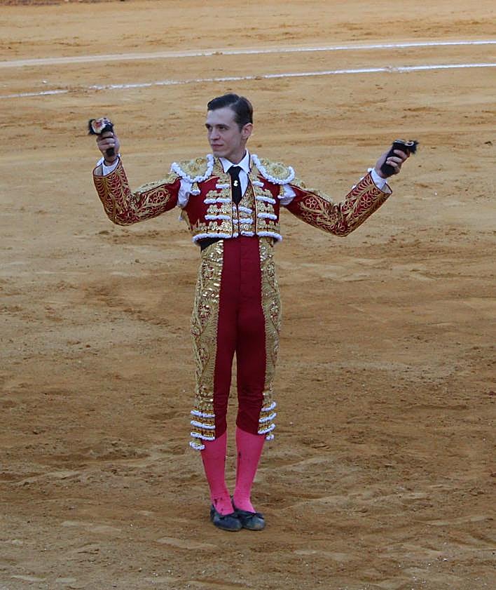 Imagen secundaria 2 - Los tres toreros salieron a hombros. 