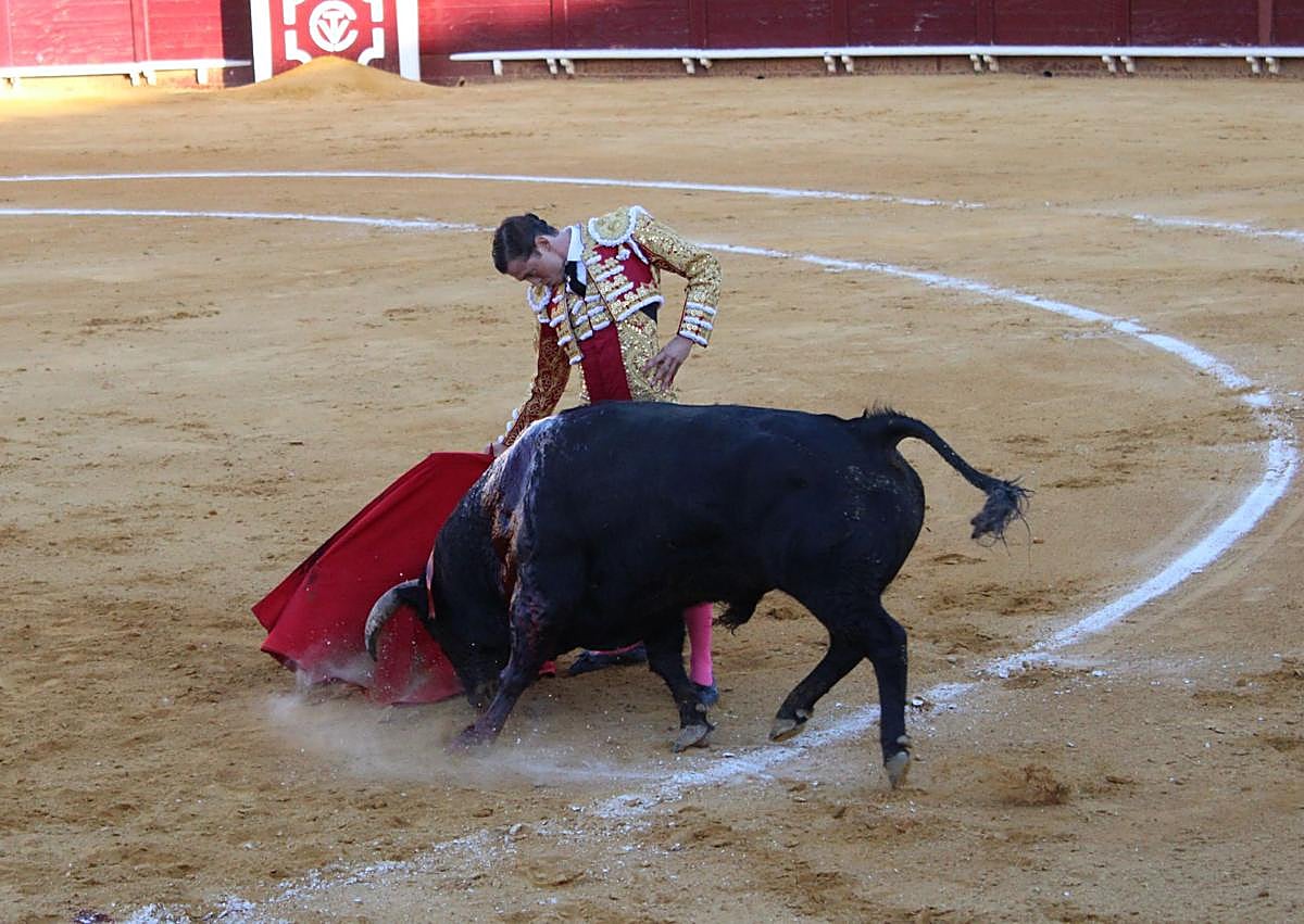 Imagen secundaria 1 - Los tres toreros salieron a hombros. 