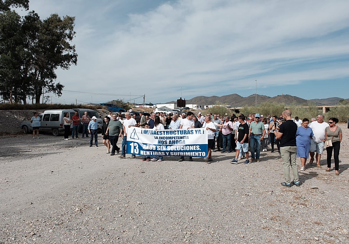 Los afectados por la riada de San Wenceslao recorren la rambla de La Torrecilla en el 13 aniversario de la catástrofe.