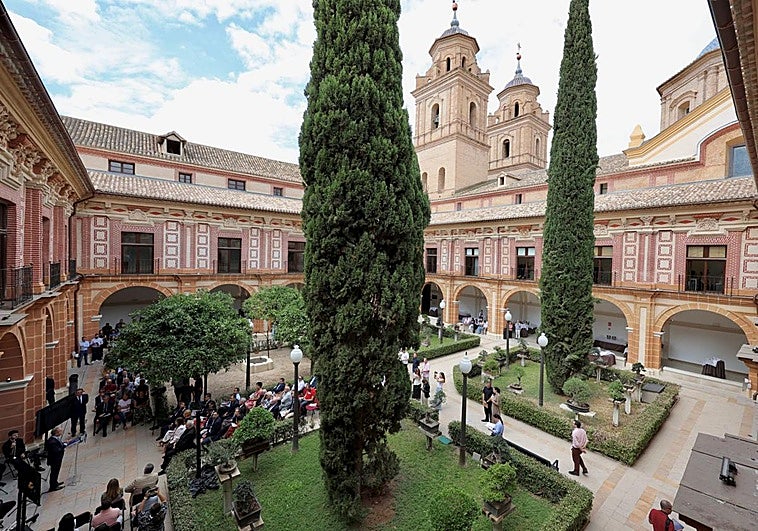 Renovado aspecto del claustro del monasterio de los Jerónimos.