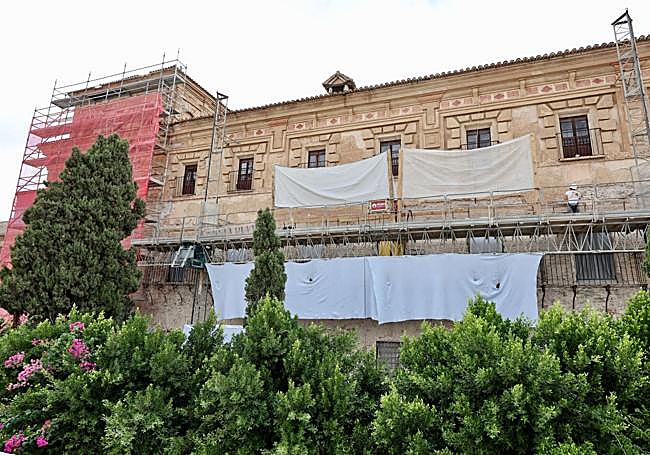 Inicio de las obras de restauración en la fachada sureste.