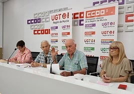 Representantes de CC OO y UGT denuncian los efectos de los recortes en la tercera edad.