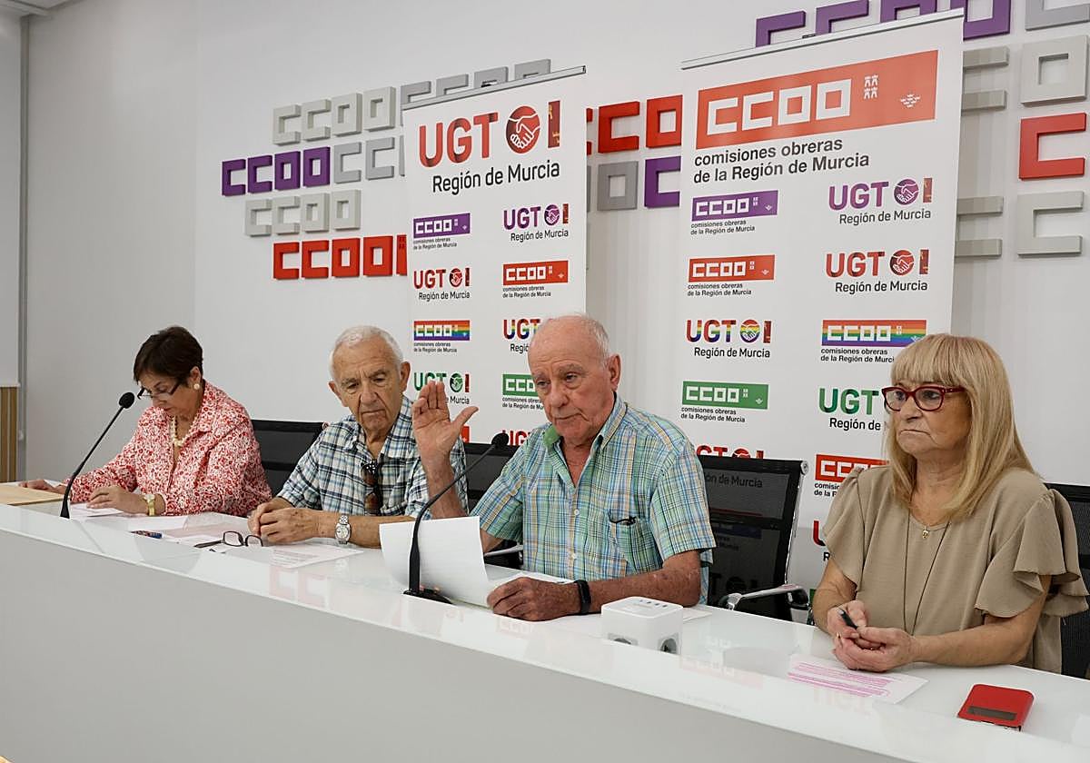 Representantes de CC OO y UGT denuncian los efectos de los recortes en la tercera edad.