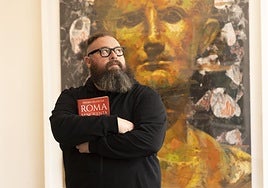 Pedro Huertas, junto a su libro 'Roma sangrienta'.