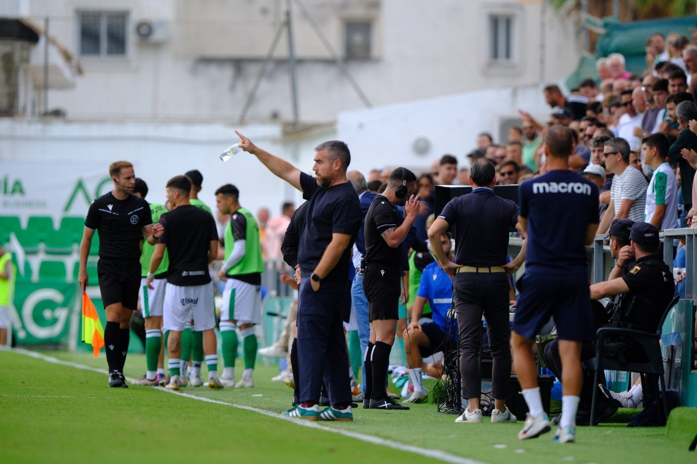 Javi Rey ordena a los suyos tras un gol del Sanluqueño.