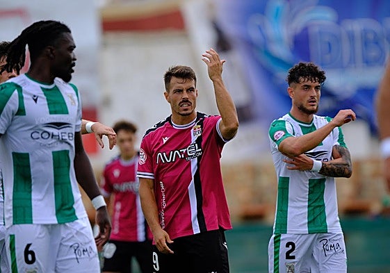 Chiki, ariete del Cartagena, muestra su disconformidad con una decisión del colegiado.
