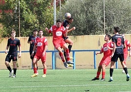 Cabo (El Palmar) y Hamza (Totana) pugnan por un balón.