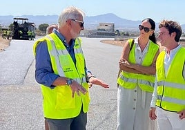 La alcaldesa, junto al director general de Deportes, a la derecha, durante una visita al circuito.