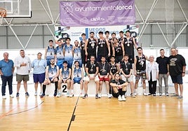 Pódium con los equipos ganadores.