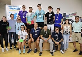 Pódium con todos los ganadores.