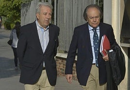 Antonio Cerdá (izquierda), este miércoles, a su llegada a la Audiencia Provincial, en Murcia.