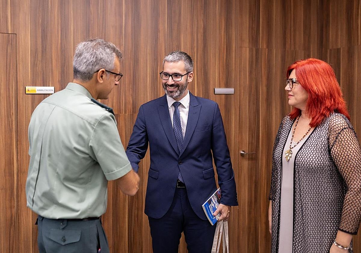 Francisco Pulido, Francisco Lucas y Amelia Corominas, este lunes, en la Delegación del Gobierno.