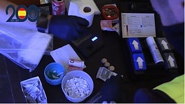 Dinero y estupefacientes que se encontraban en el interior de la vivienda.