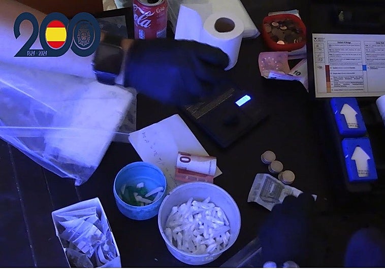 Dinero y estupefacientes que se encontraban en el interior de la vivienda.