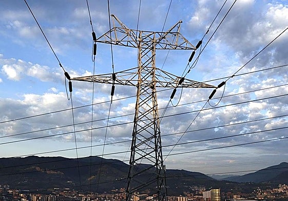 Un tendido eléctrico de alta tensión, en una imagen de archivo.