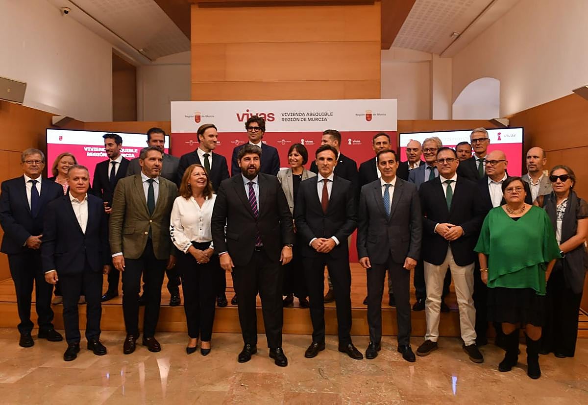 El presidente López Miras (centro), este miércoles, en San Esteban, tras la presentación del decreto de vivienda asequible.