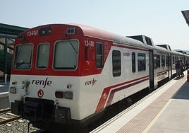 Un tren de Cercanías hace parada en la estación del Carmen, en Murcia.