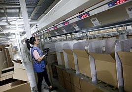 Una empleada trabaja en la nave de Liwe en la carretera de Fortuna.