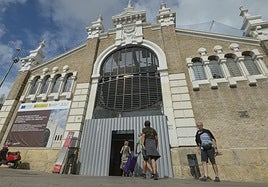 Imagen de una de las puertas provisionales de obra en una de las entradas al mercado.