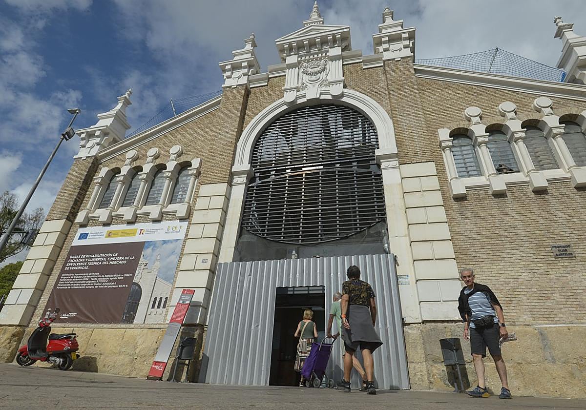 Imagen de una de las puertas provisionales de obra en una de las entradas al mercado.