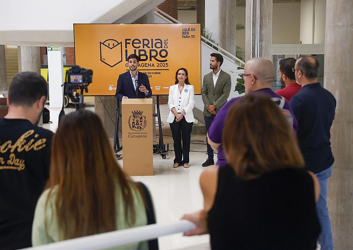Imagen secundaria 1 - Presentación de la Feria del Libro de Cartagena, este martes. 