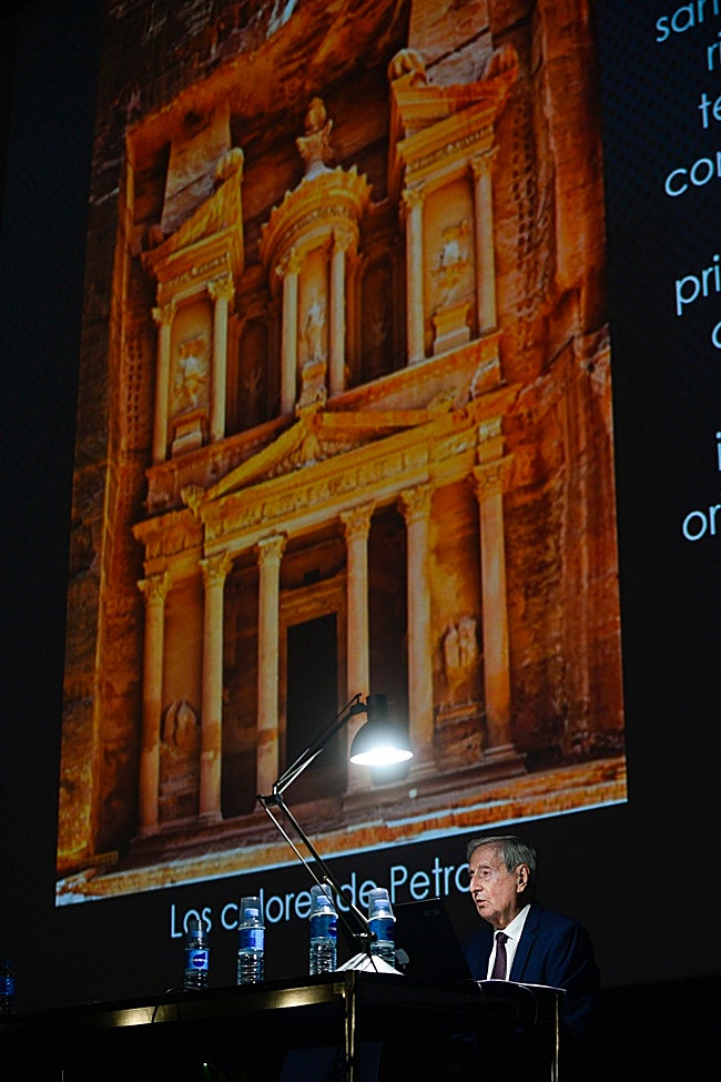 Cristóbal Belda evocó los colores de ciudades antiguas como Petra.