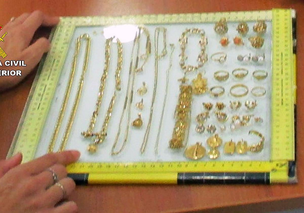 Fotografía de las joyas recuperas.