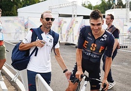 Alejandro Valverde bromea con Juan Ayuso a la finalización del Munduial de ruta del domingo.