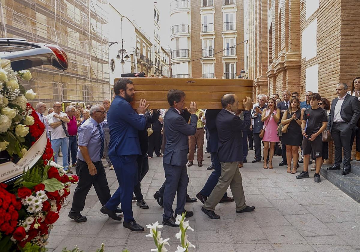 Los compañeros de José Muelas llevan el féretro.