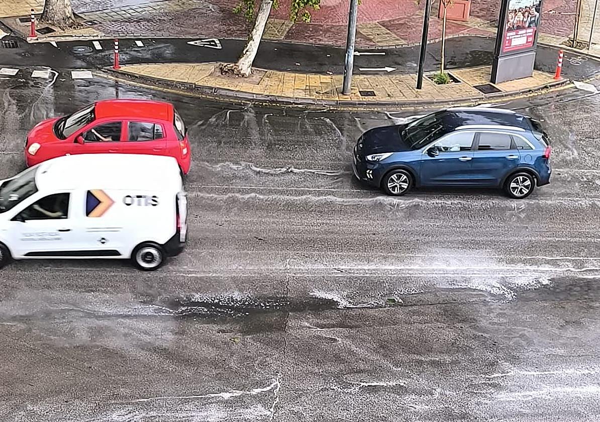 Líquido blanco sobre un paso de cebra cercano al Víctor Villegas, ayer.