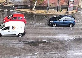 Líquido blanco sobre un paso de cebra cercano al Víctor Villegas, ayer.