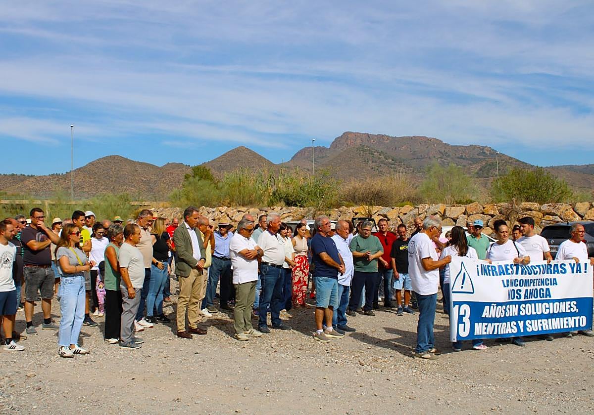 Vecinos de Campillo y Torrecilla, este domingo, en el aniversario de la riada de San Wenceslao.