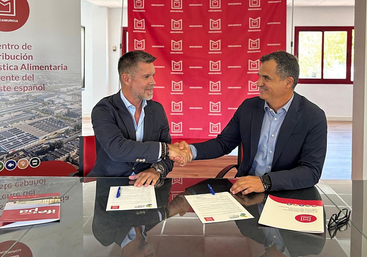 Antonio Miras y Ricardo Rubio, firmando el acuerdo.