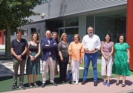 Autoridades y responsables de Fundown, ante el Centro de Atención Temprana de Santomera, en julio de 2024.