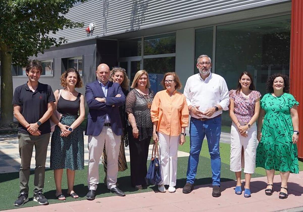 Autoridades y responsables de Fundown, ante el Centro de Atención Temprana de Santomera, en julio de 2024.