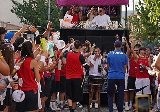 El desfile de carrozas es uno de los actos más esperados cada año en la Feria de Alhama.