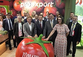 El ministro Planas, con dirigentes de Proexport y Fepex, este martes en Ifema.