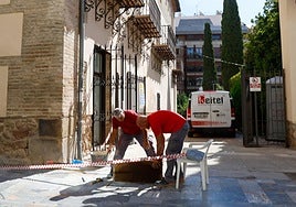 Operarios trabajan en la zona exterior del local que albergará la oficina de turismo.