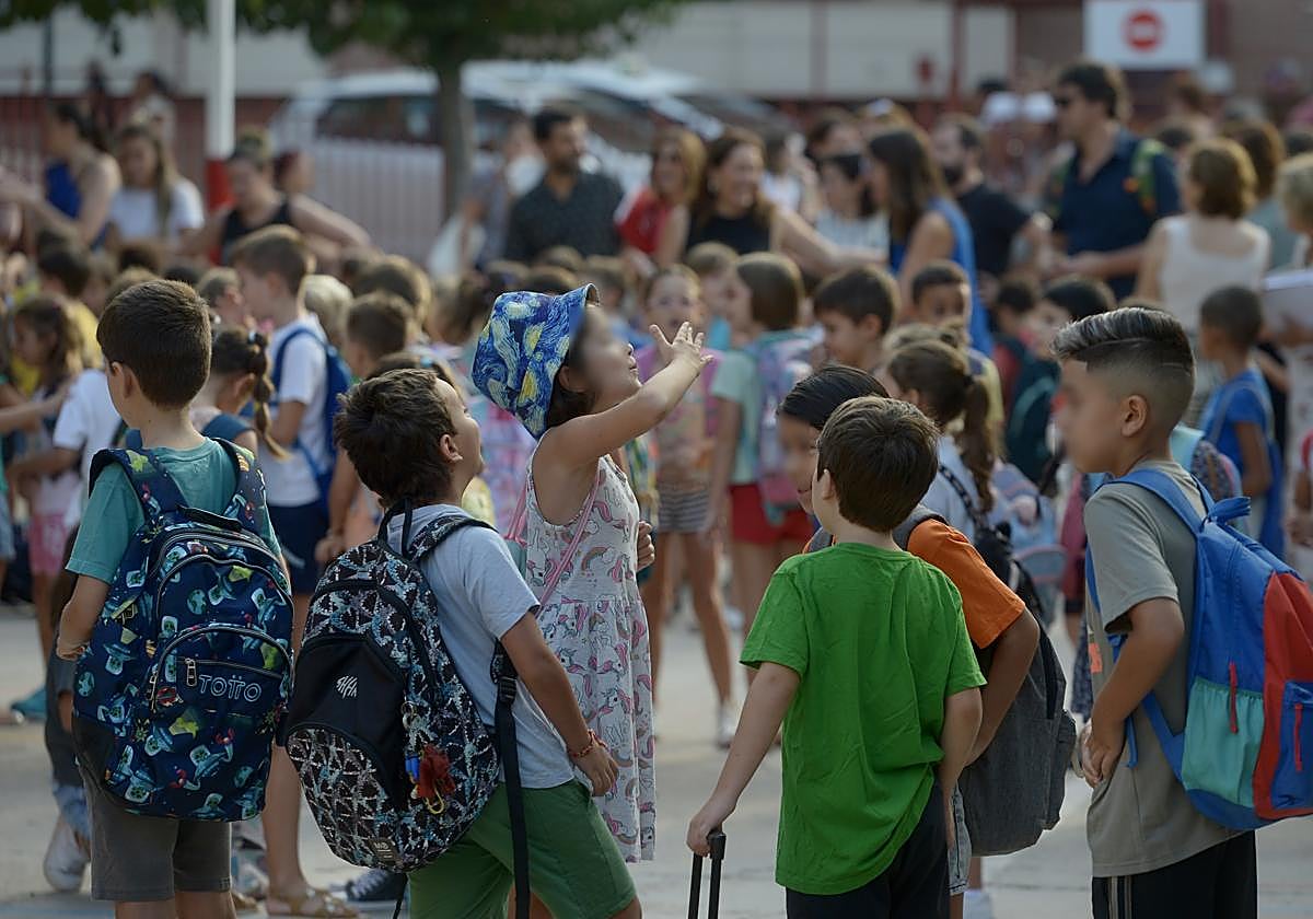 Menores listos para entrar a clase, en una imagen de archivo.