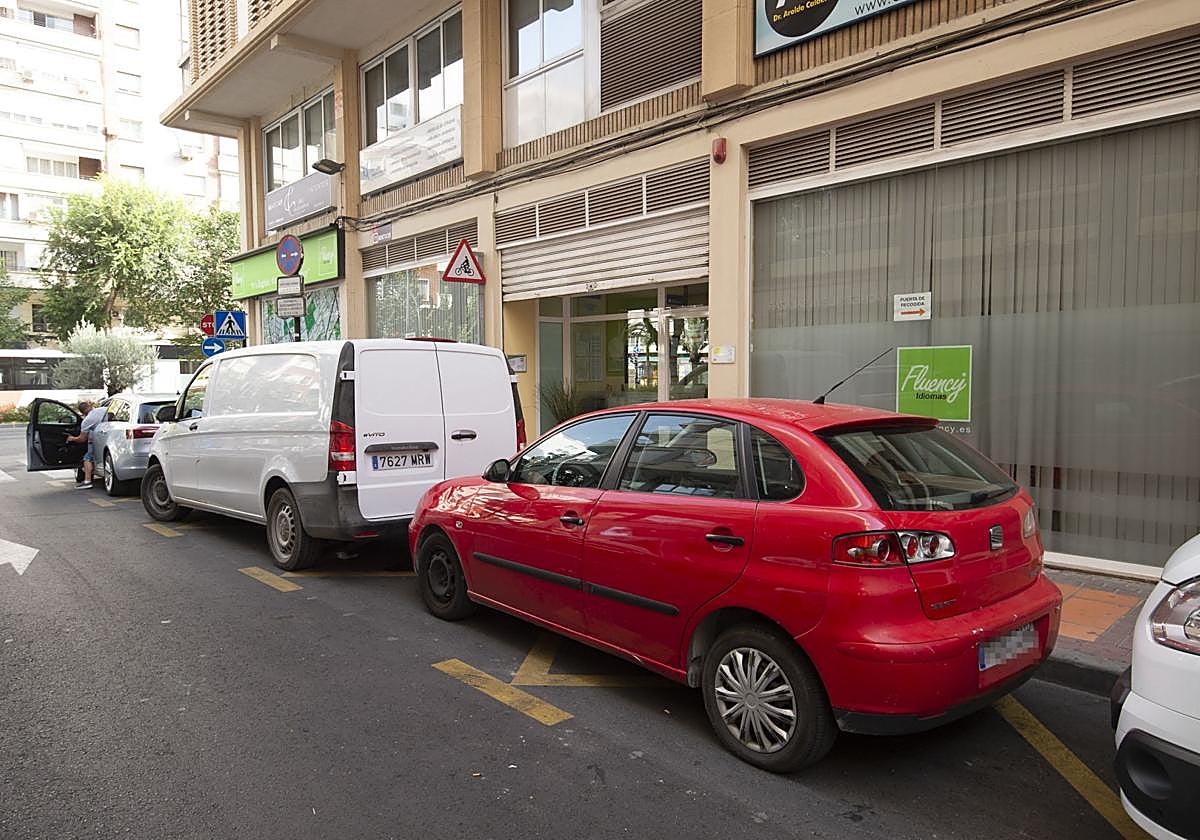 Turismos aparcados este verano en una zona de carga y descarga de Murcia.