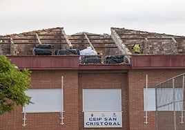 El CEIP San Cristóbal, durante las obras de retirada de la cubierta de fibrocemento.