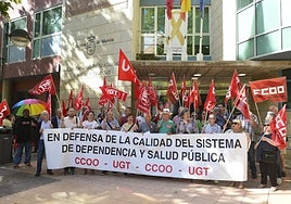 Protesta de CC OO y UGT, en la mañana de este miércoles frente a la Consejería de Política Social.