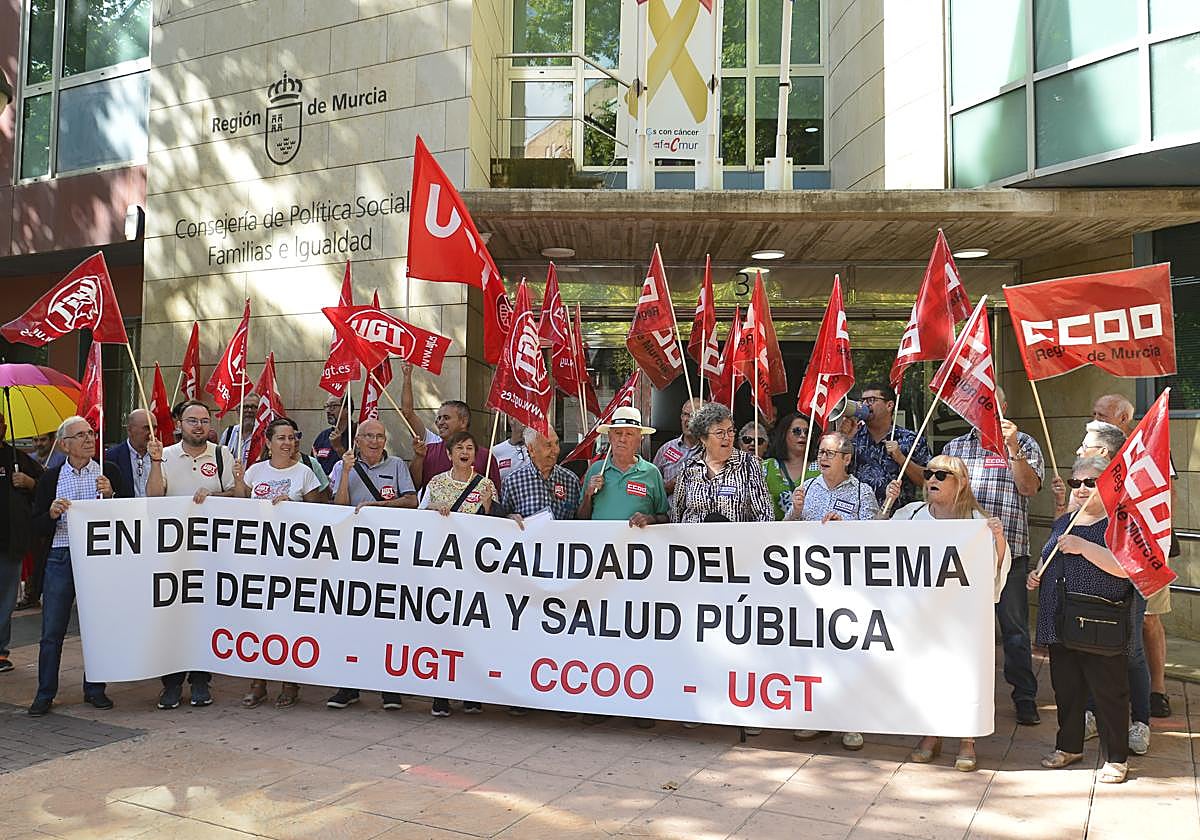 Protesta de CC OO y UGT, en la mañana de este miércoles frente a la Consejería de Política Social.