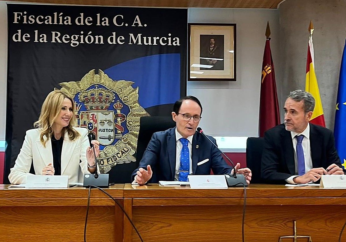 La consejera Marisa López Aragón; el fiscal superior de la Comunidad, José Luis Díaz Manzanera; y el fiscal de Sala de Seguridad y Salud en el Trabajo, Ángel Javier Muñoz, este miércoles en la Ciudad de la Justicia de Murcia.