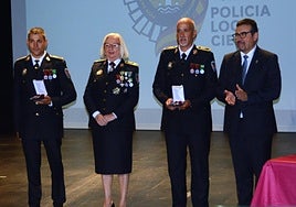 Varios de los agentes homenajeados en el acto celebrado en el auditorio, con el alcalde de Cieza.