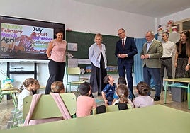 El consejero Víctor Marín, durante su visita al colegio de Ricote, ayer.