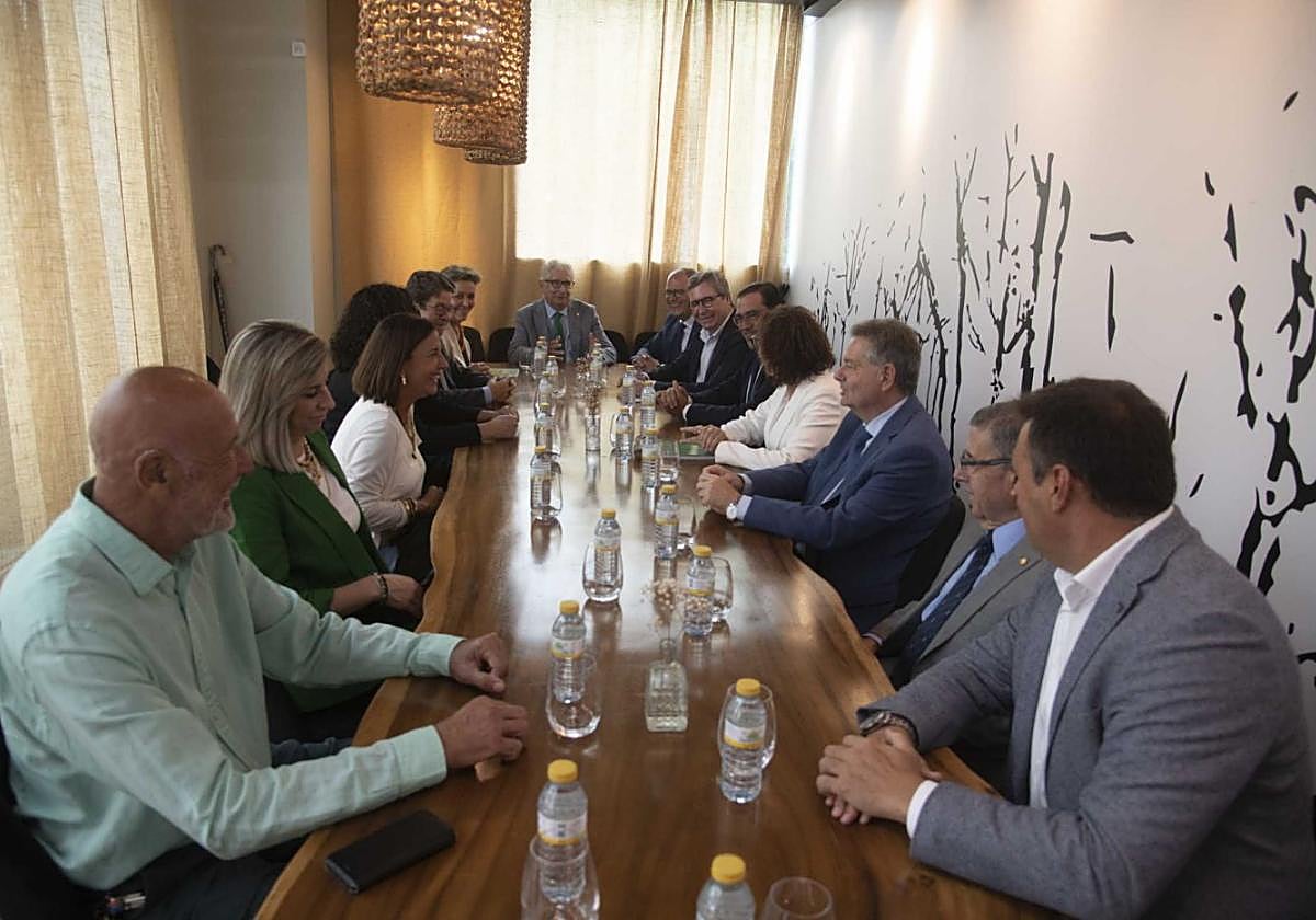 Los integrantes del Consejo de Administración de Caja Rural, durante su encuentro de ayer.